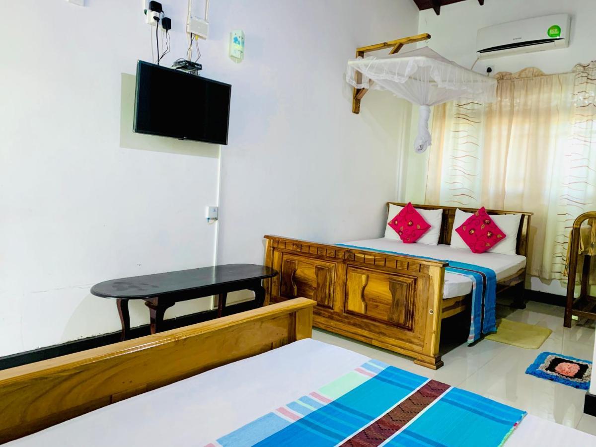 Rich Resort & Restaurant Anuradhapura Buitenkant foto
