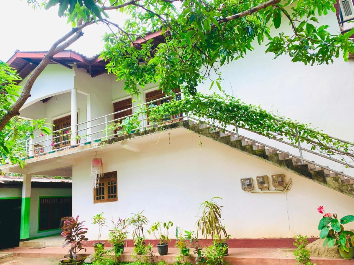 Rich Resort & Restaurant Anuradhapura Buitenkant foto