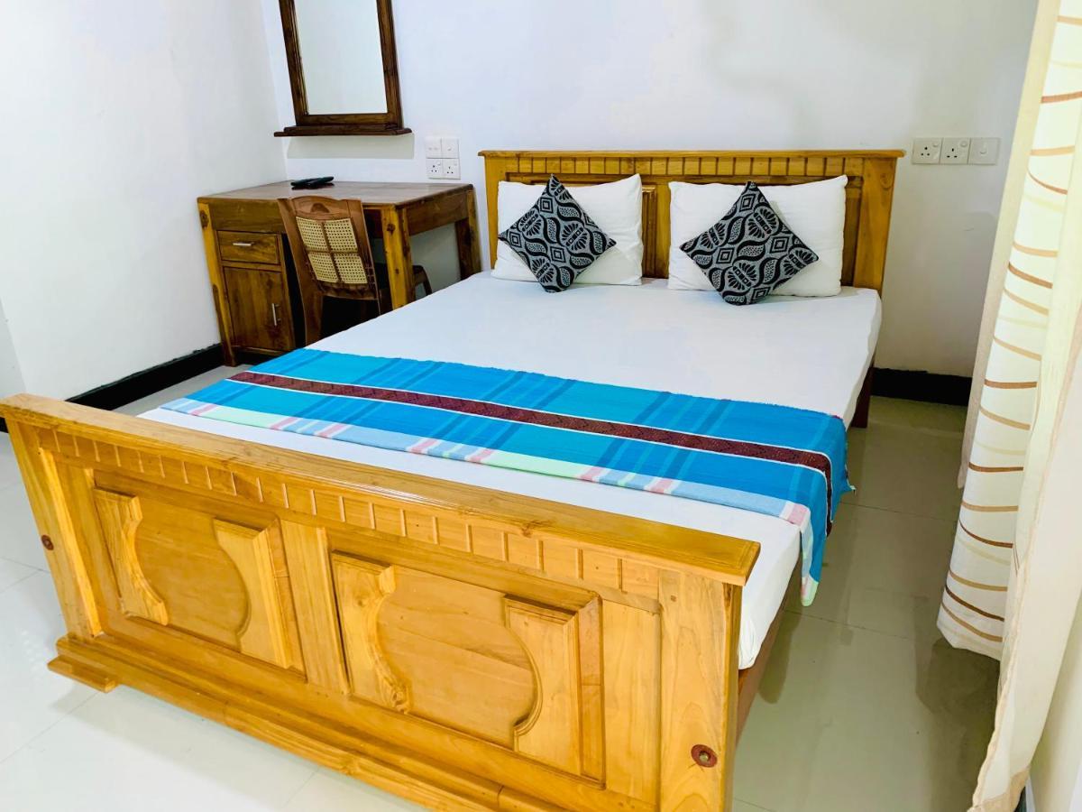 Rich Resort & Restaurant Anuradhapura Buitenkant foto