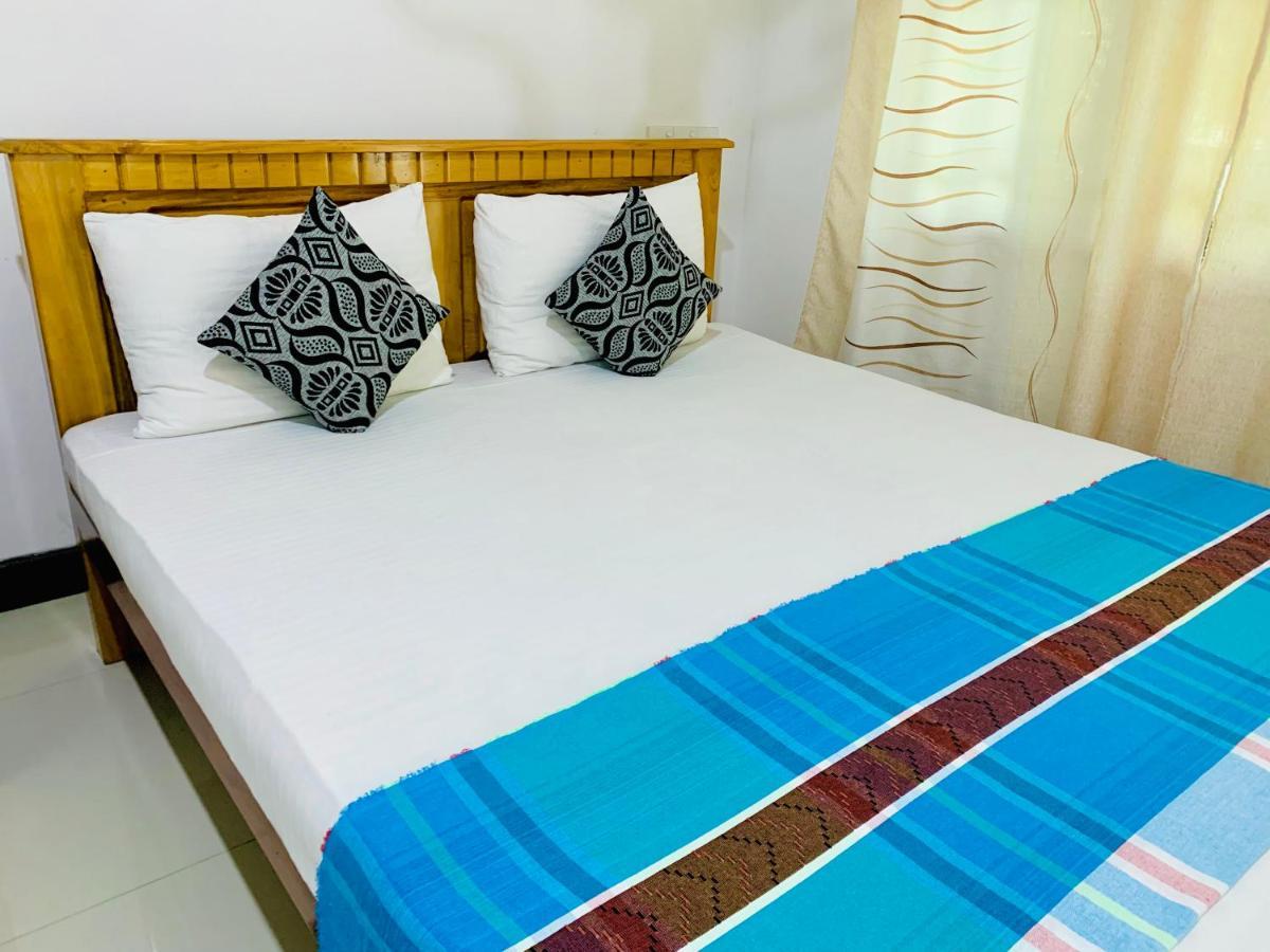 Rich Resort & Restaurant Anuradhapura Buitenkant foto