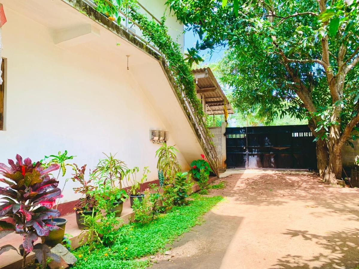 Rich Resort & Restaurant Anuradhapura Buitenkant foto