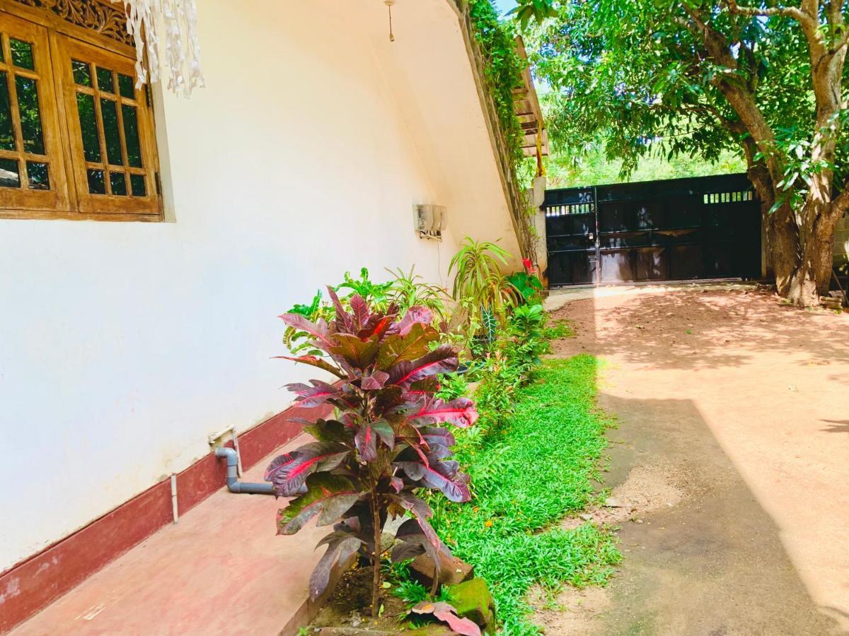 Rich Resort & Restaurant Anuradhapura Buitenkant foto