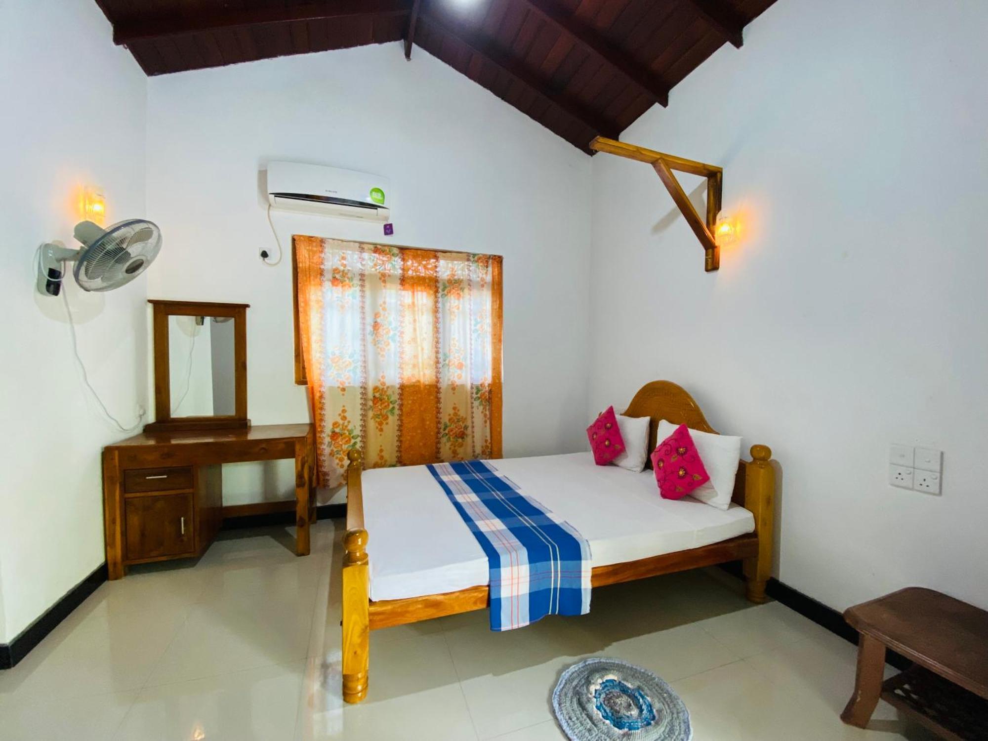 Rich Resort & Restaurant Anuradhapura Buitenkant foto