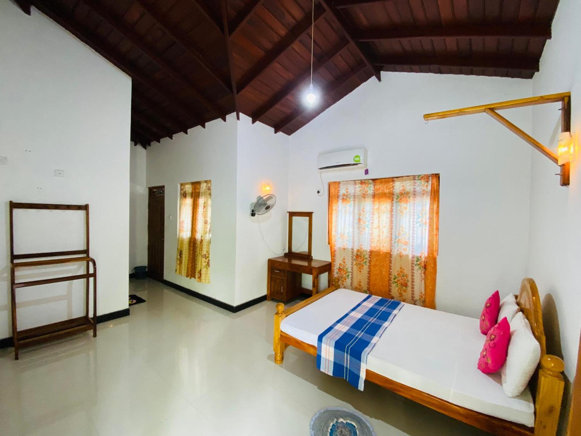 Rich Resort & Restaurant Anuradhapura Buitenkant foto
