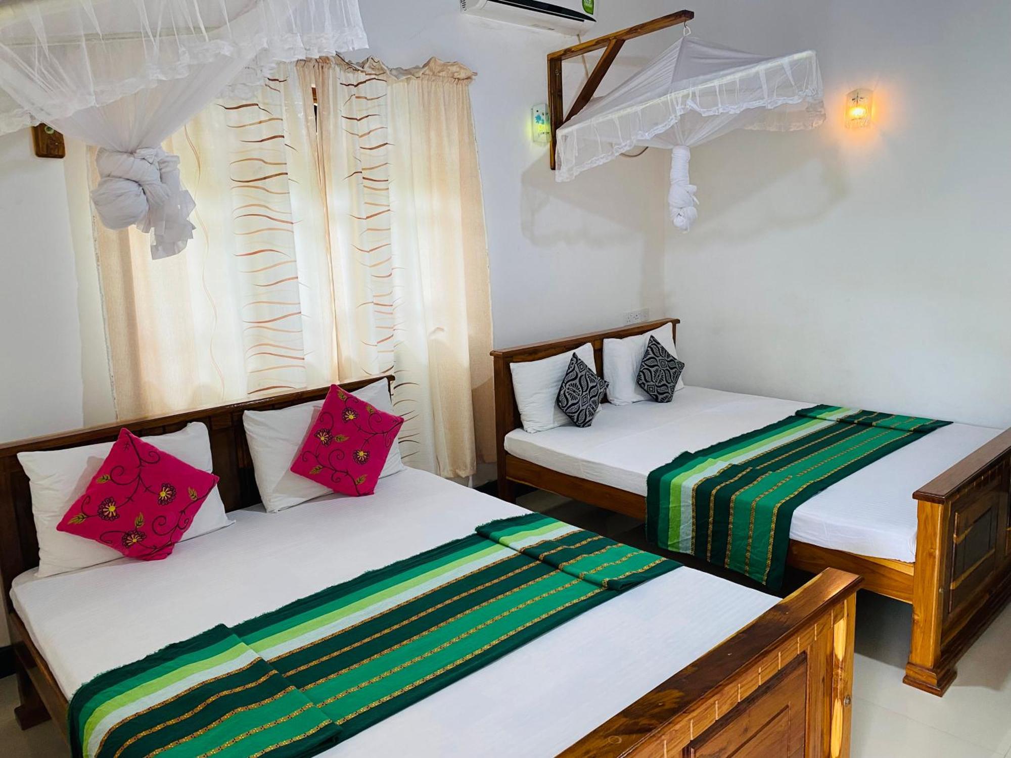 Rich Resort & Restaurant Anuradhapura Buitenkant foto