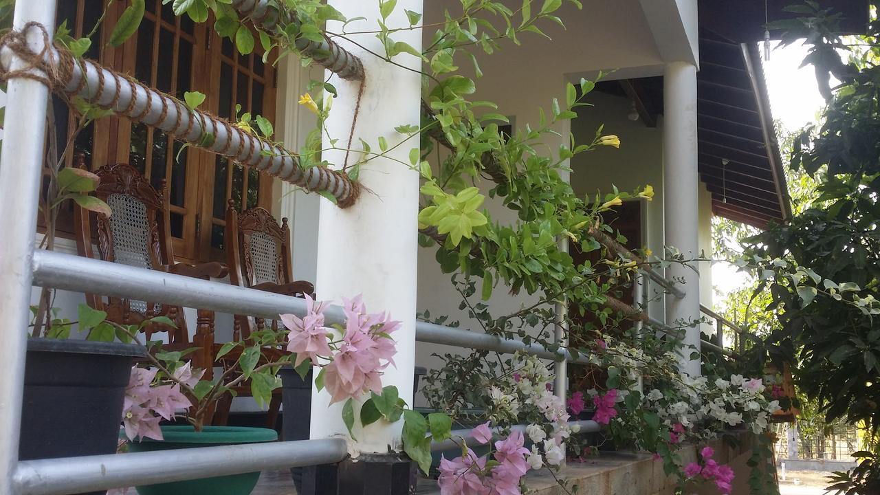 Rich Resort & Restaurant Anuradhapura Buitenkant foto