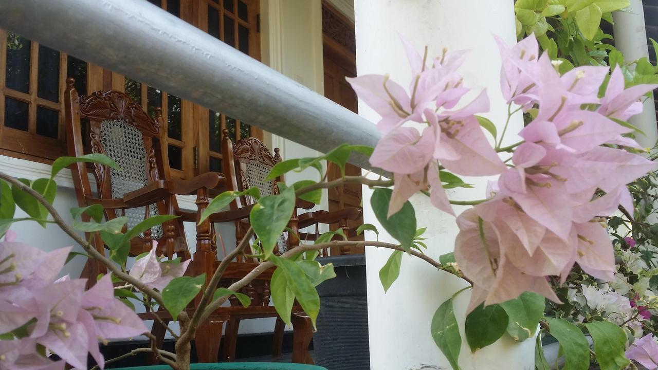 Rich Resort & Restaurant Anuradhapura Buitenkant foto